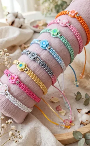 Pulseira Artesanal Trançada com Flor - Acessório Delicado e Colorido