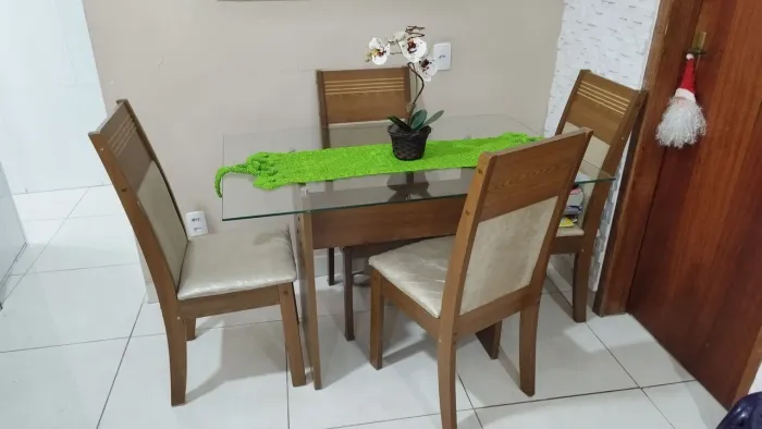 Mesa de vidro com 4 cadeiras