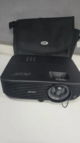 Projetor Acer com 4.800 lumens