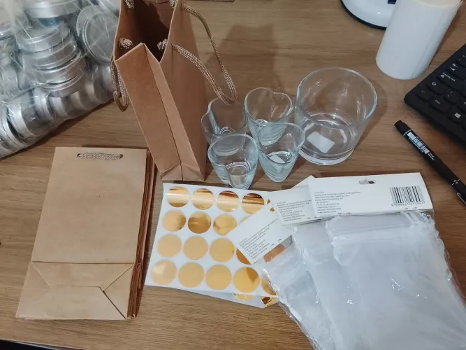 Kit artesanato com copo coração , sacolinha papel, copo vidro e saquinhos organza 