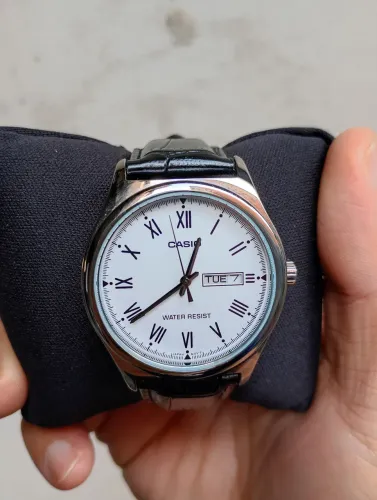 Relógio Casio prata mostrador branco com data e dia da semana