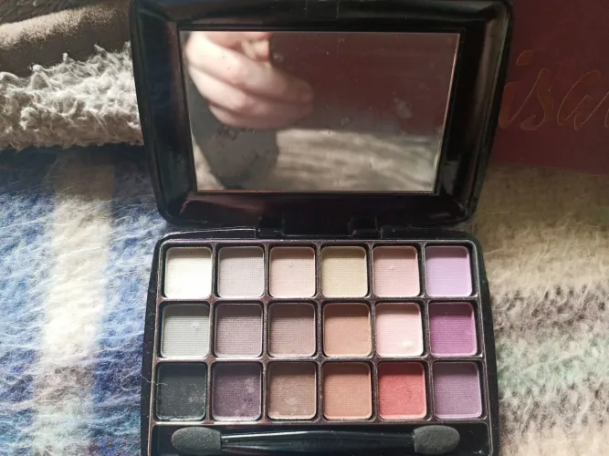 Paleta de sombras com 18 cores lindas