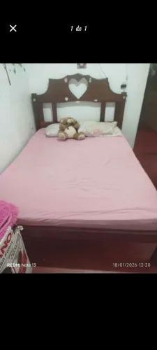 Cama casal de madeira