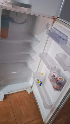 Vendo geladeira funcionando muito bem o defeito só na borracha de baixo que não fechar