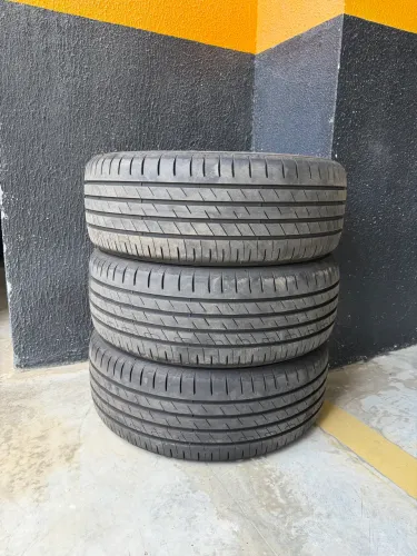 Vendo 3 pneus 205/45 aro 18 com apenas 2.500 km rodados