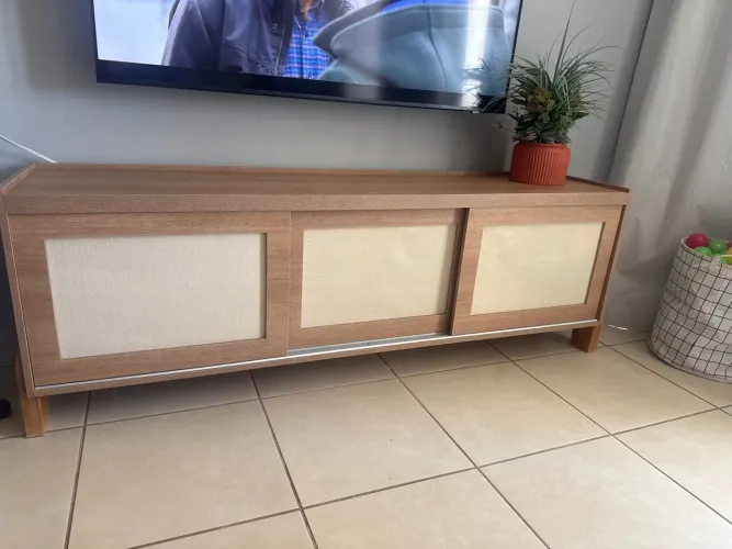 Rack para Sala de TV com Tela e Pés de Madeira - Sob Medida