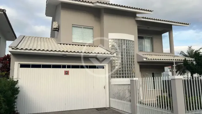 Sobrado para venda tem 190 metros quadrados com 3 quartos em Centro - Palhoça - SC