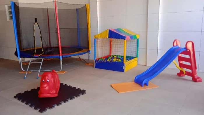 Vendo pula pula, escorregador, casinha e gangorra