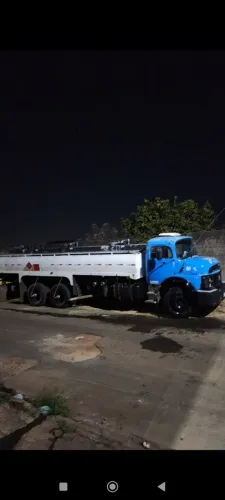 Caminhão tanque em funcionamento