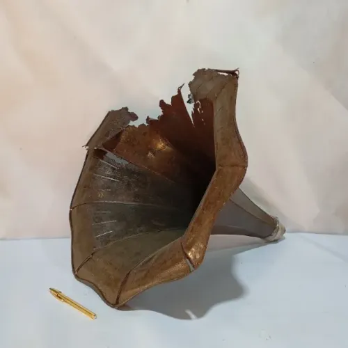 Antiga corneta de gramofone para restauro 