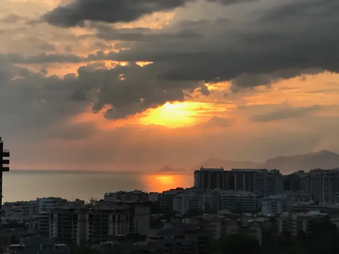 Raridade, Andar Alto, Sol da Manhã, Próximo á Praia, BRT, Metrô