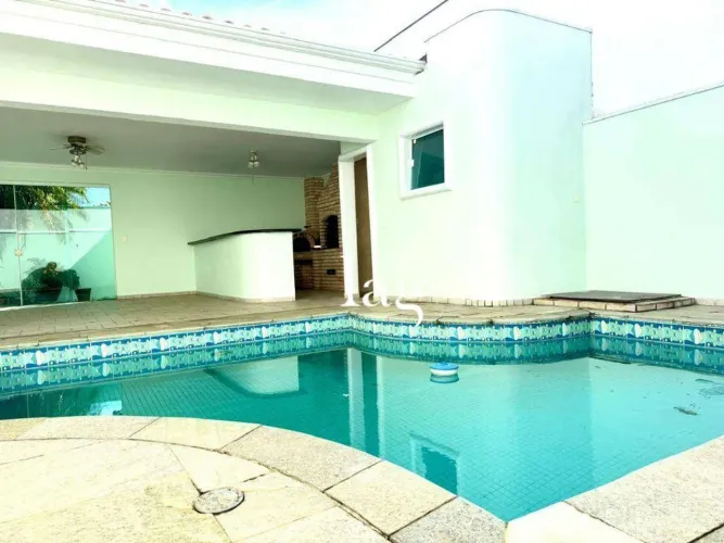Ótima casa esquina com piscina em condomínio