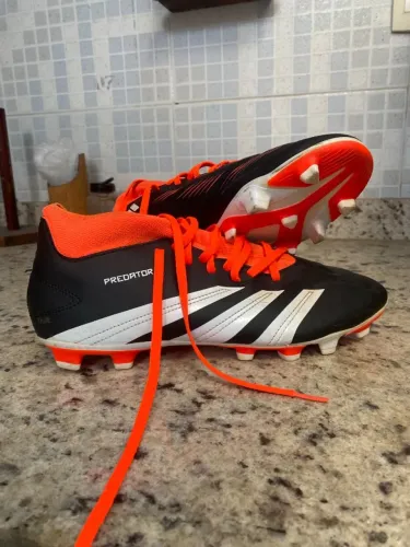 Chuteira Adidas Predator campo