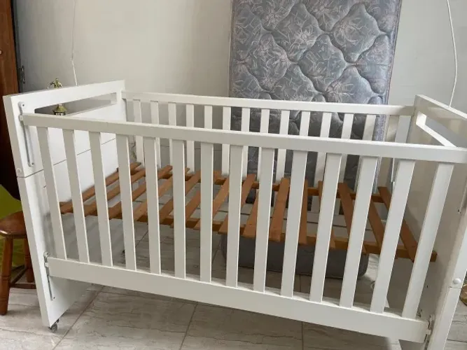 Berço de madeira branco 