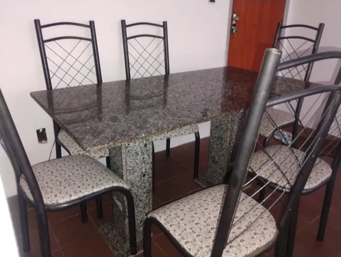 Mesa de mármore com 06 cadeiras, ótimo estado.