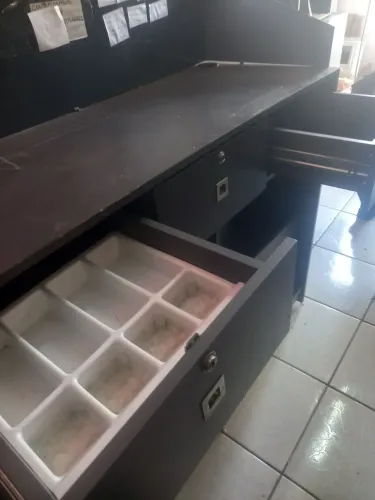 Lote uma loja montada com 10  peças balcões  preciso desoculpar lugar urgente 1500.00  