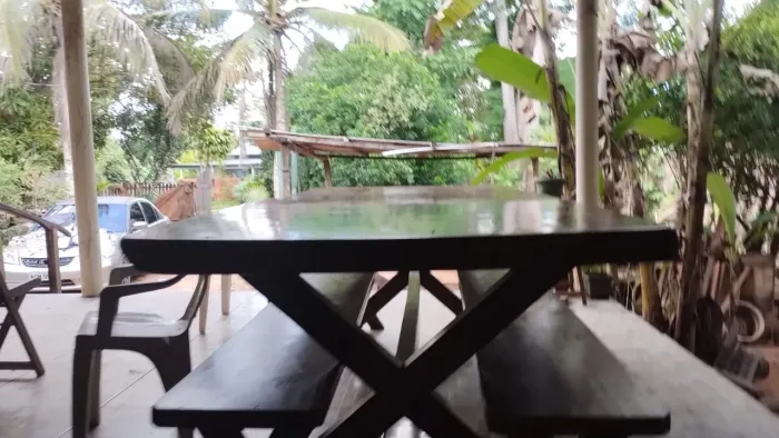 VENDA DE UMA MESA COM BANCOS.