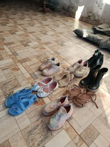 Pacote 9 calçados menina 5-7 anos( Tam 28 a 30)
