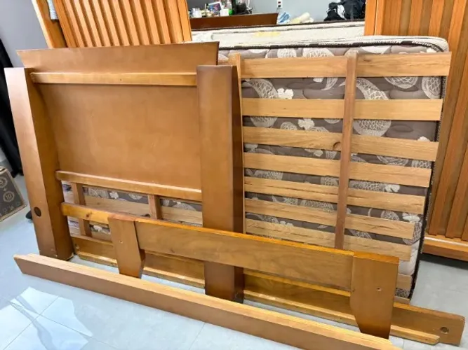 VENDO CAMA VIÚVA COM COLCHÃO MINASPUMA, SEM DETALHES, MADEIRA MACIÇA