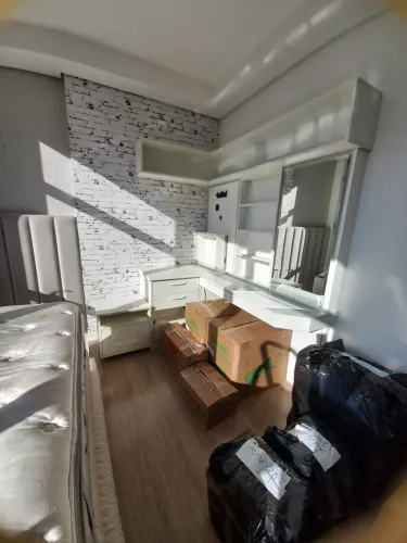 Conjunto de móveis planejados para quarto com penteadeira e espelho