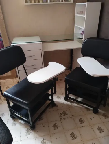 Vendo conjunto de mesa para desaine de unhas e duas cadeiras de manicure