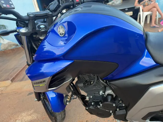 Vende-se fazer 250 moto extra, pouquíssimos detalhes de uso. Moto lacrada nunca foi batida
