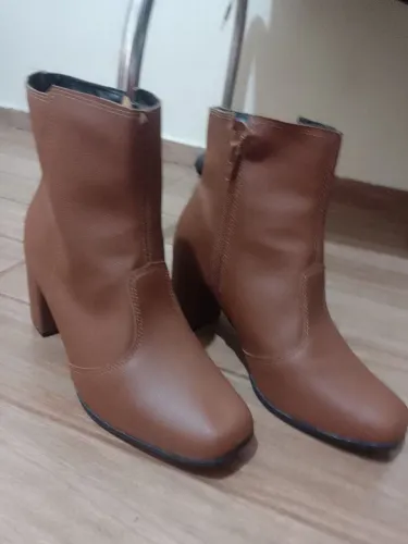bota de cano curto marrom com salto bloco de 7 cm e bico quadrada