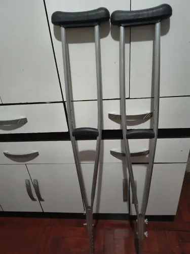 Vendo par de muletas (regulável) em bom estado. Pouco tempo de uso. Em alumínio.