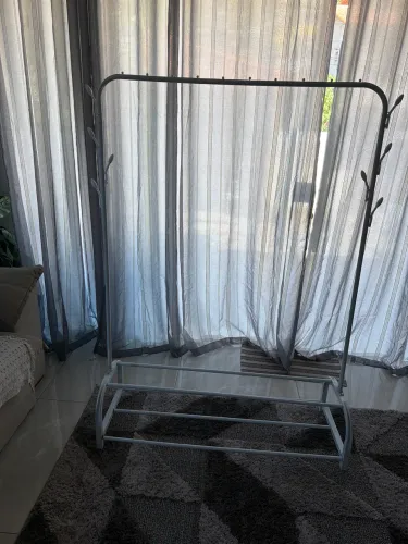 Arara de roupa de chão 