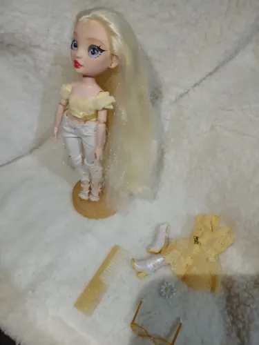 Boneca rainbow high delilah