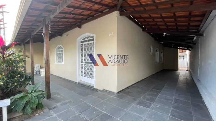 Casa para locação com 03 quartos, com excelente quintal e com vagas de garagem cobertas.
