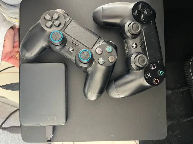 PLAYSTATION 4