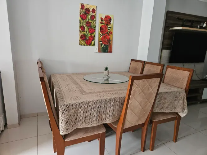 Vendo mesa 8 cadeiras. Para vender logo de 2.000 por 1.000  