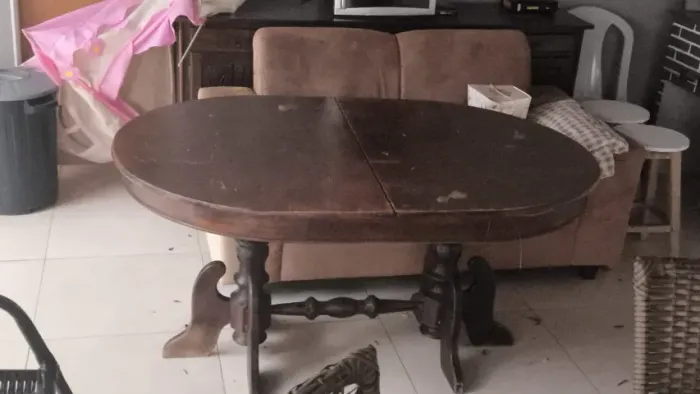 Mesa de madeira maciça estilo clássico - linda e resistente!