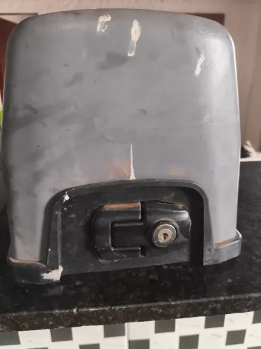 Vendo motor de portão funcionando. $200 reais. *