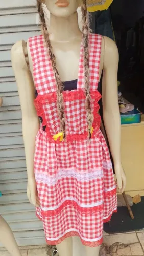 Vestido xadrez de festa junina estilo jardineira.
