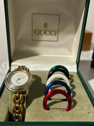 Relógio Gucci com biséis intercambiáveis 