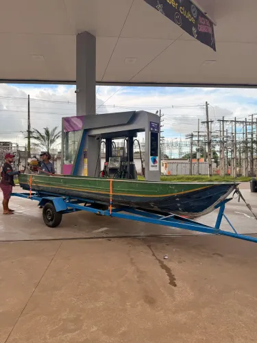 Barco carrocinha e motor