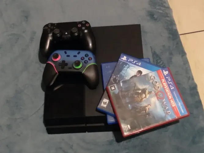 Estou precisando do dinheiro o ps4 esta em ótimas condições 1TB e 4 jogos modelo slim