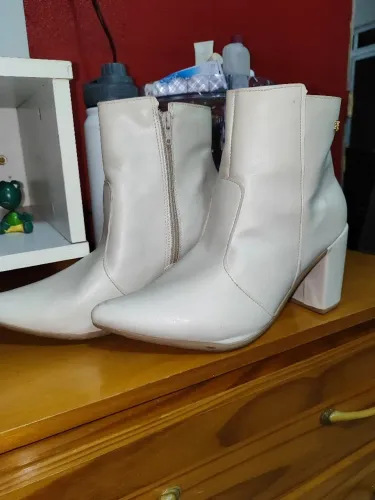 Vendo bota feminina