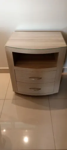 Vendo criado mudo lindo, exuberante