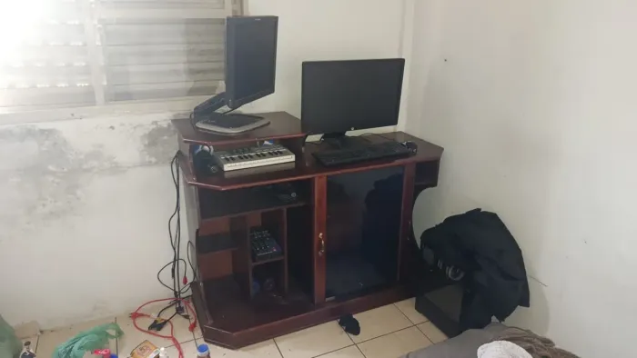Mesa para Computador / Home Studio com Nichos e Armários