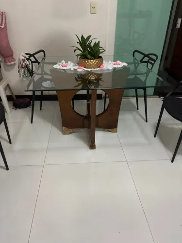 Mesa de jantar sem as cadeiras