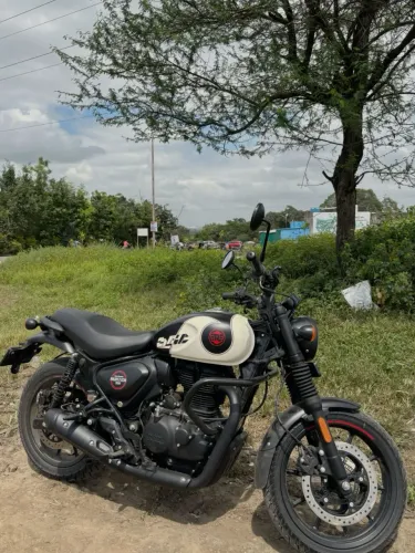 Hunter 350 / Tokyo Black - Letícia 