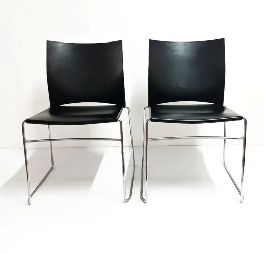 Par de Cadeiras Industriais Atribuídas ao Designer Herman Miller Anos 90