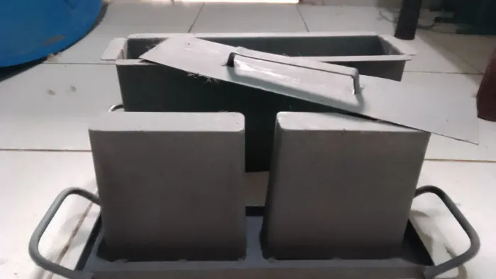 Vendo forma de ferro para fabricar blocos de cimento e concreto