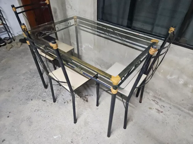 Jogo de mesa e cadeiras