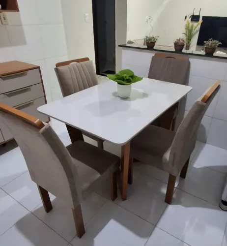 Conjunto de mesa com 4 cadeiras 
