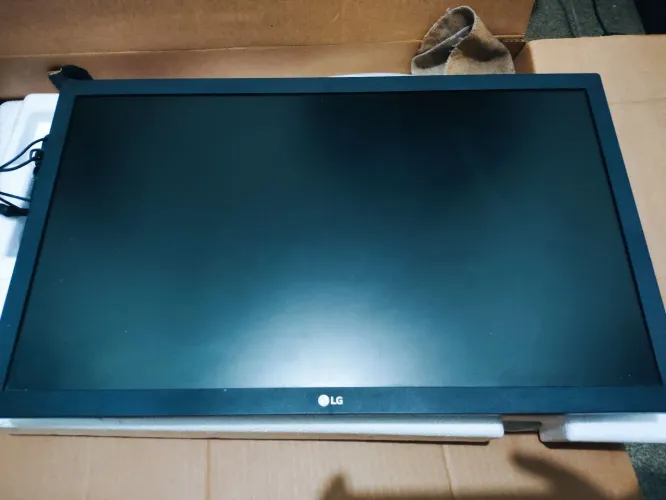 Monitor LG 22 polegadas (tela trincada)