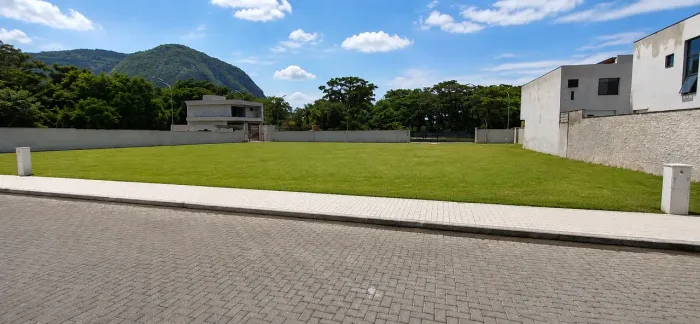 Terreno plano e Exclusivo em Condomínio Fechado de Alto Padrão